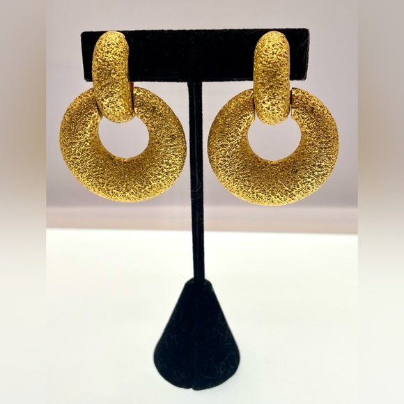 Rare Vintage 1970s Signed Kenneth Lane Gold Tone Blast Finish Clip On Earrings - Picture 6 of 8